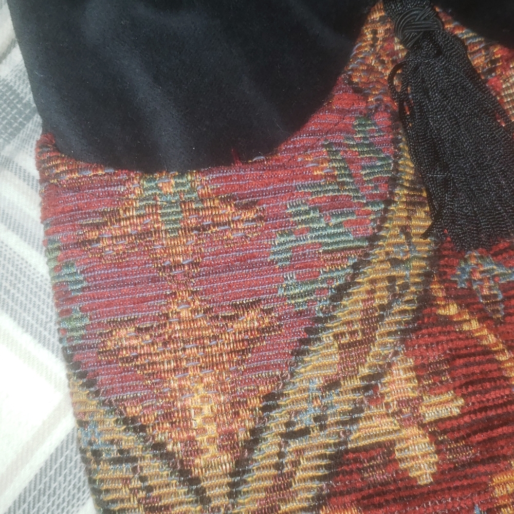 Stylish Black and Red Shoulder Bag with Ornate Design - Picture 2 of 6